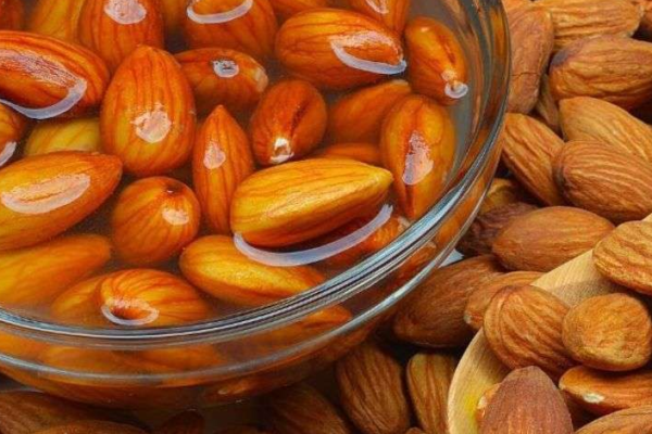 6 Benefits of Soaked Almonds